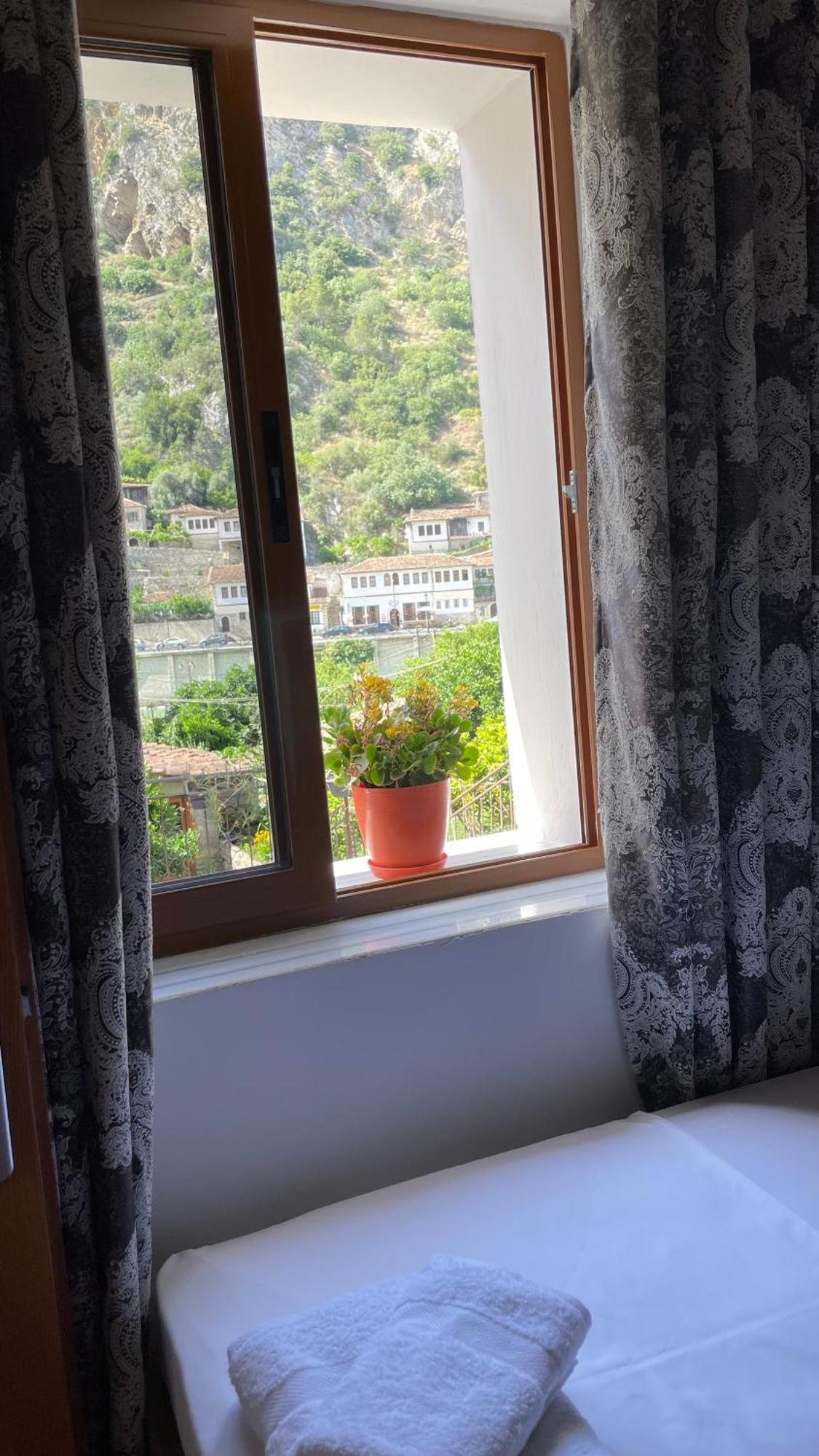 Meroli Guesthouse - Unesco Quarter Berat Exterior photo
