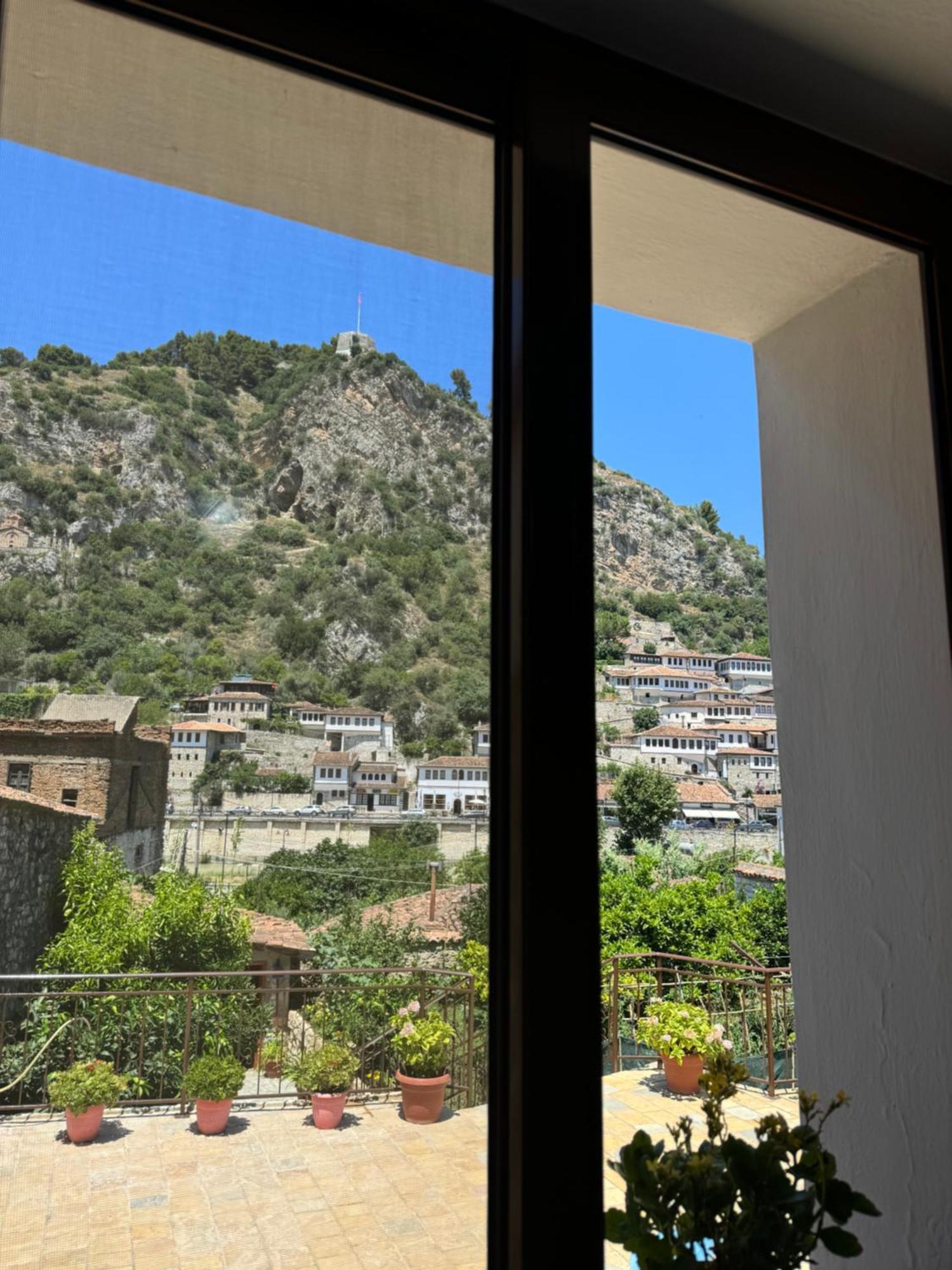 Meroli Guesthouse - Unesco Quarter Berat Exterior photo