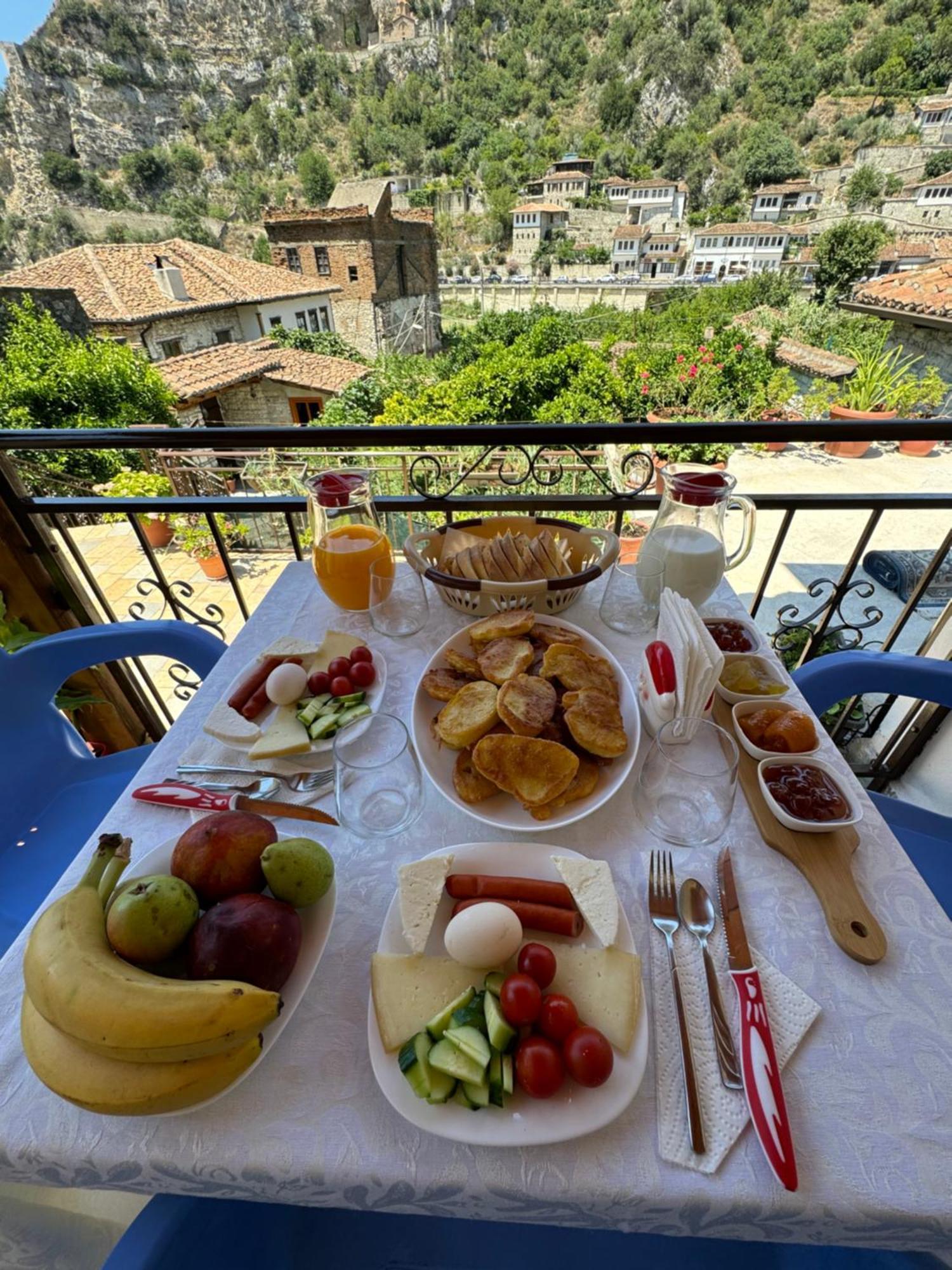 Meroli Guesthouse - Unesco Quarter Berat Exterior photo