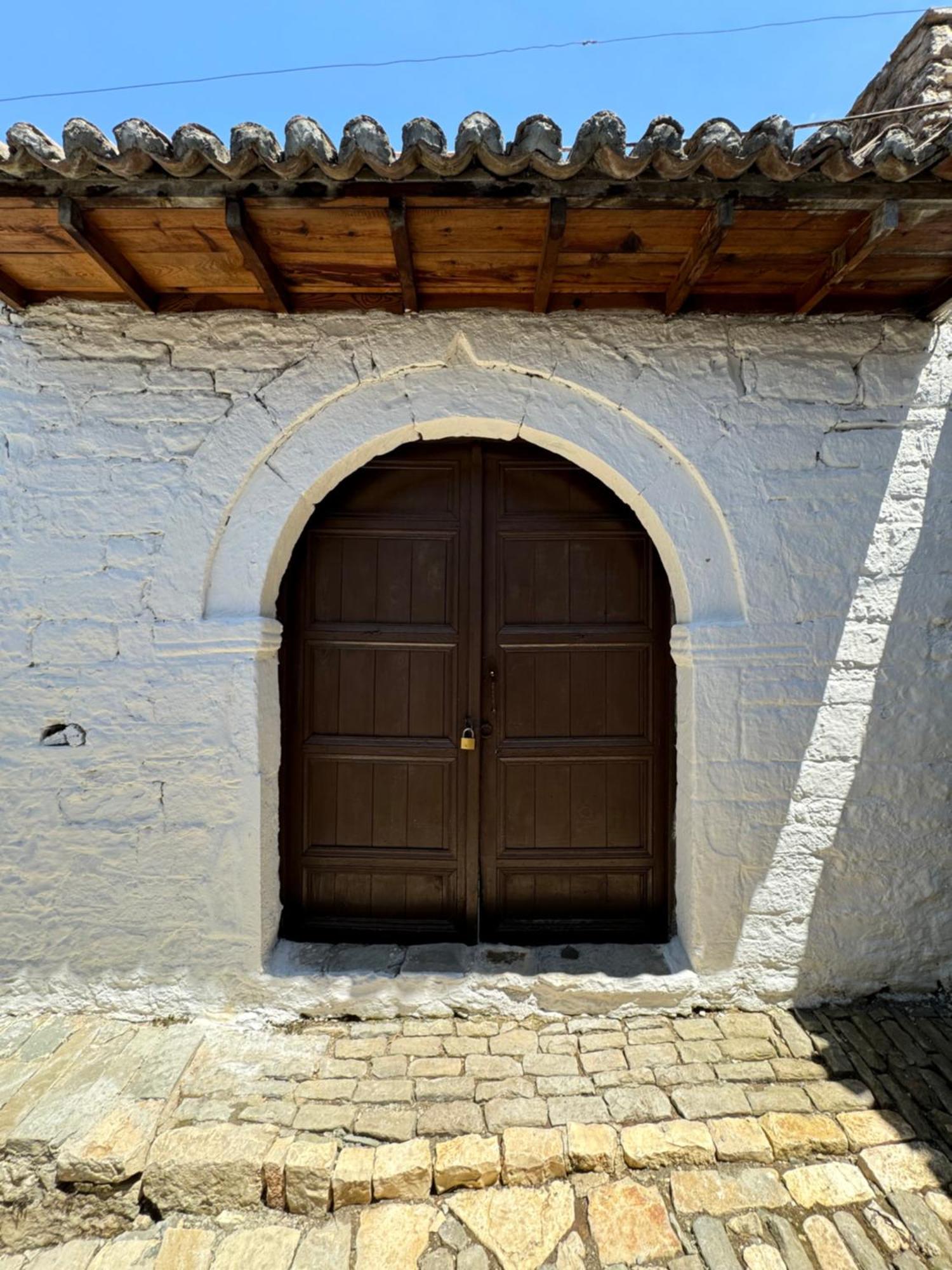 Meroli Guesthouse - Unesco Quarter Berat Exterior photo