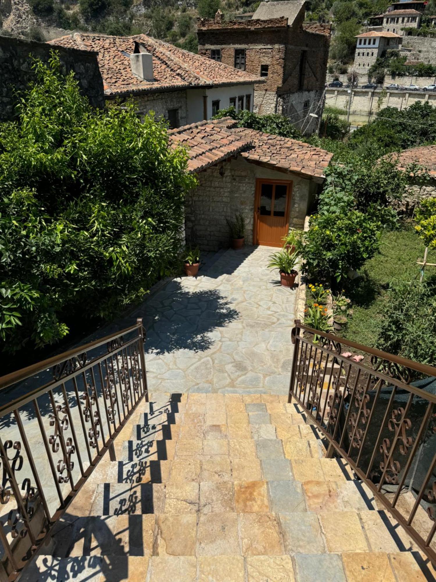 Meroli Guesthouse - Unesco Quarter Berat Exterior photo