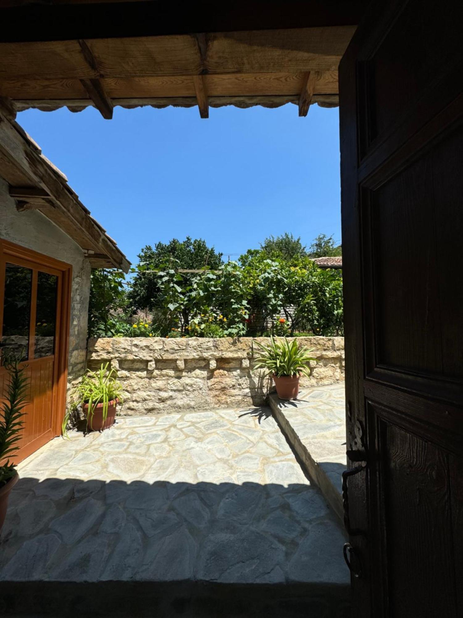Meroli Guesthouse - Unesco Quarter Berat Exterior photo