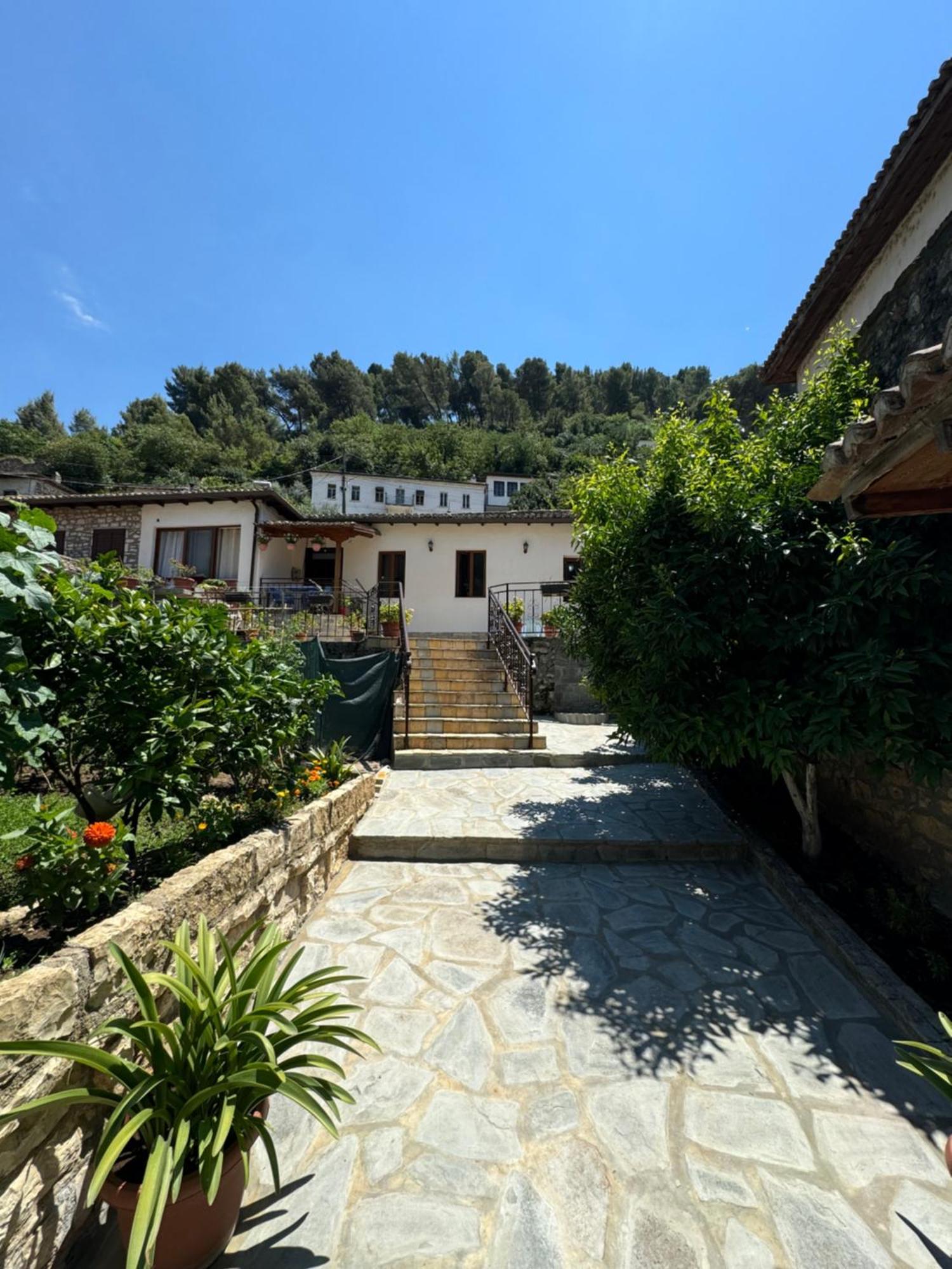 Meroli Guesthouse - Unesco Quarter Berat Exterior photo
