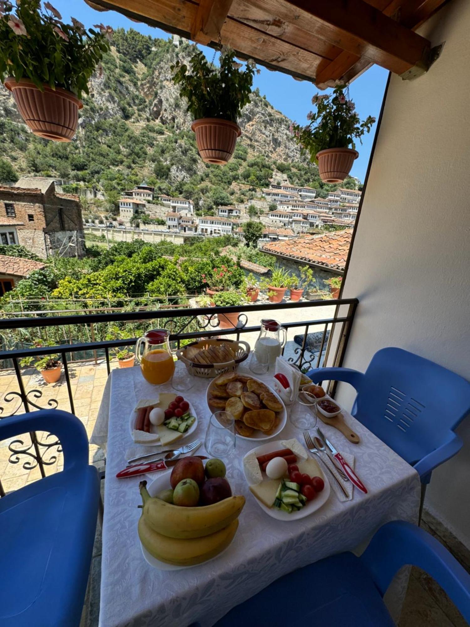 Meroli Guesthouse - Unesco Quarter Berat Exterior photo
