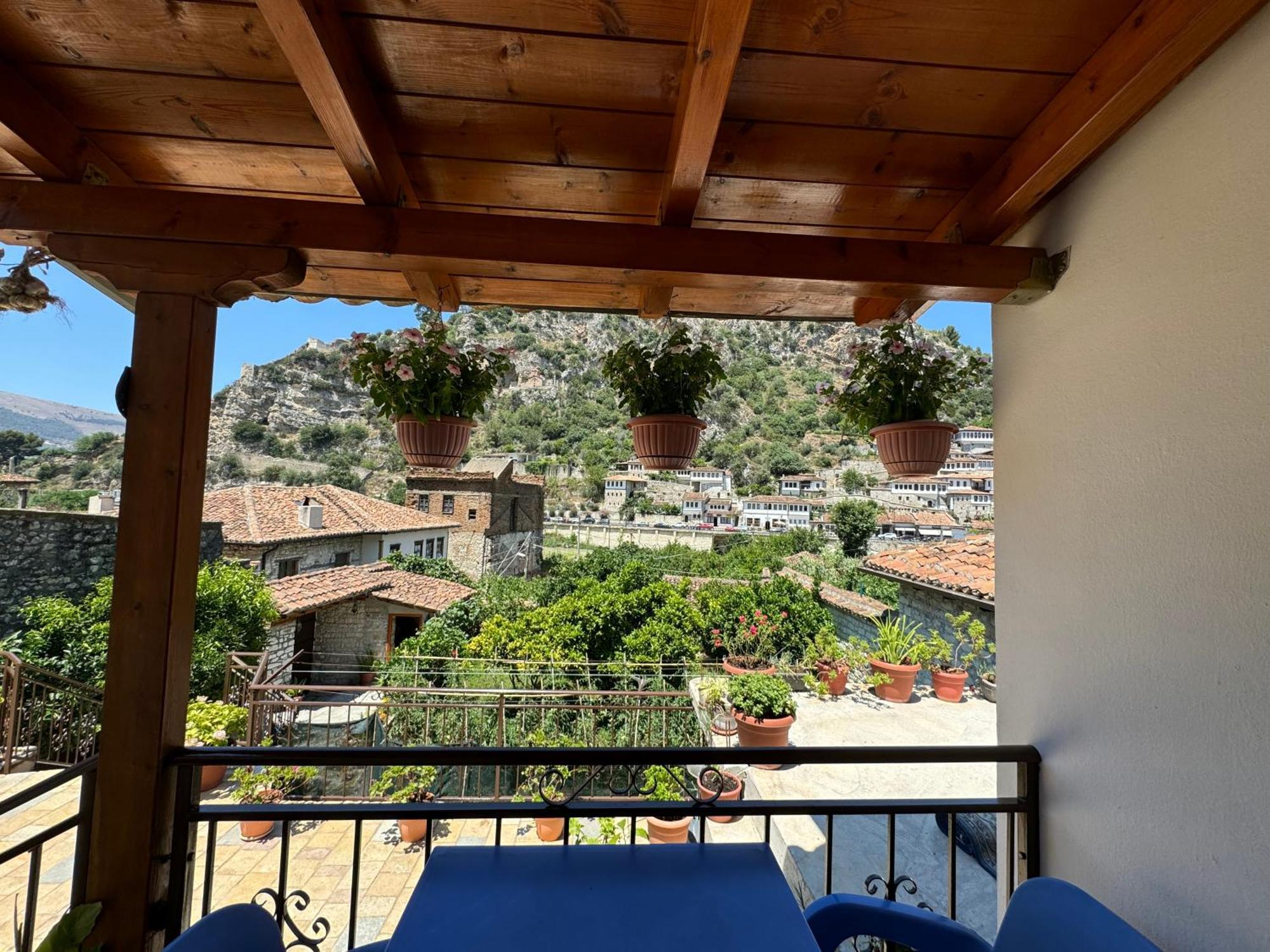 Meroli Guesthouse - Unesco Quarter Berat Exterior photo