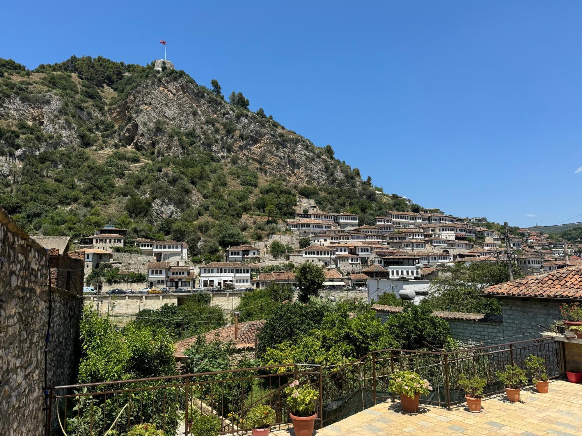 Meroli Guesthouse - Unesco Quarter Berat Exterior photo