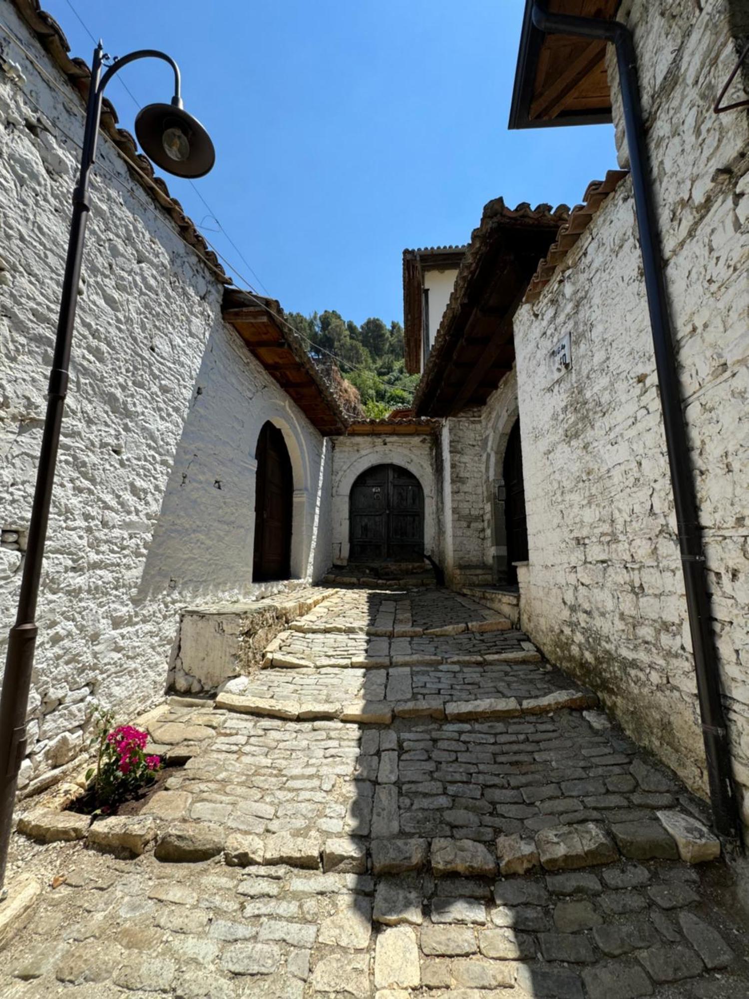 Meroli Guesthouse - Unesco Quarter Berat Exterior photo